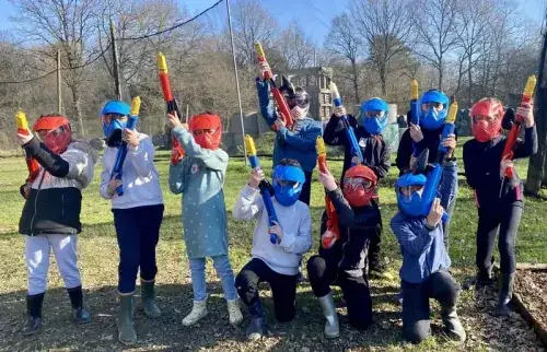 Groupe d'enfants pour un anniversaire au paintball