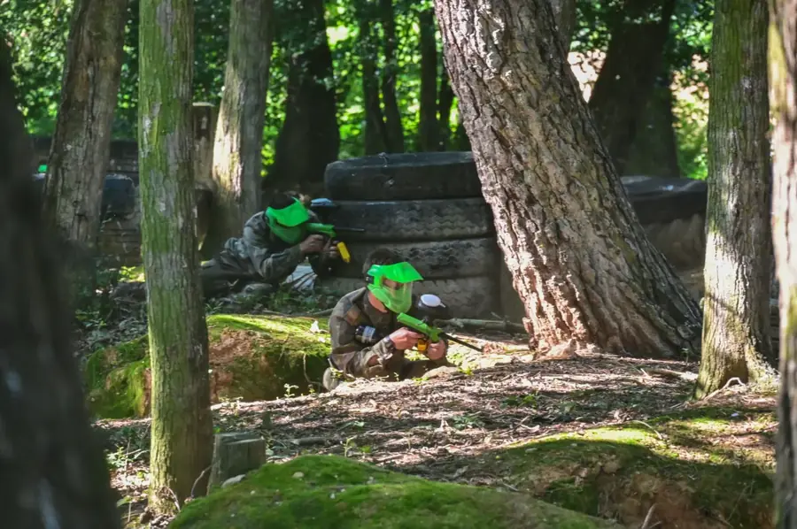 Joueurs de paintball sur un terrain boisé à Dingé
