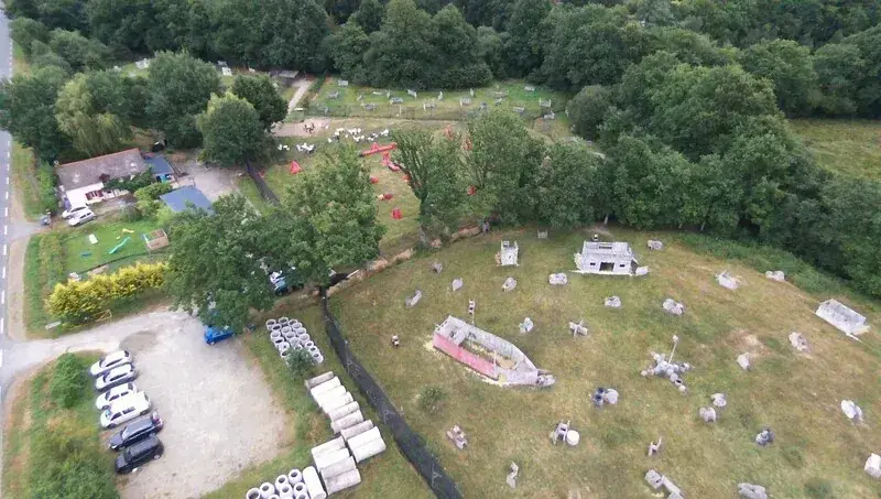 Vue aérienne du parc de paintball R-Game de Dingé